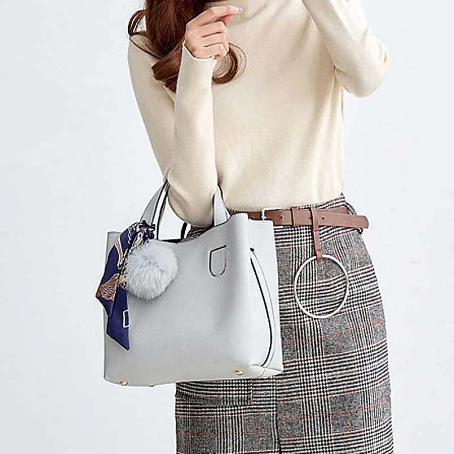 "Sac Bandoulière Women's Leather Shoulder Bag with Pompom Detail"